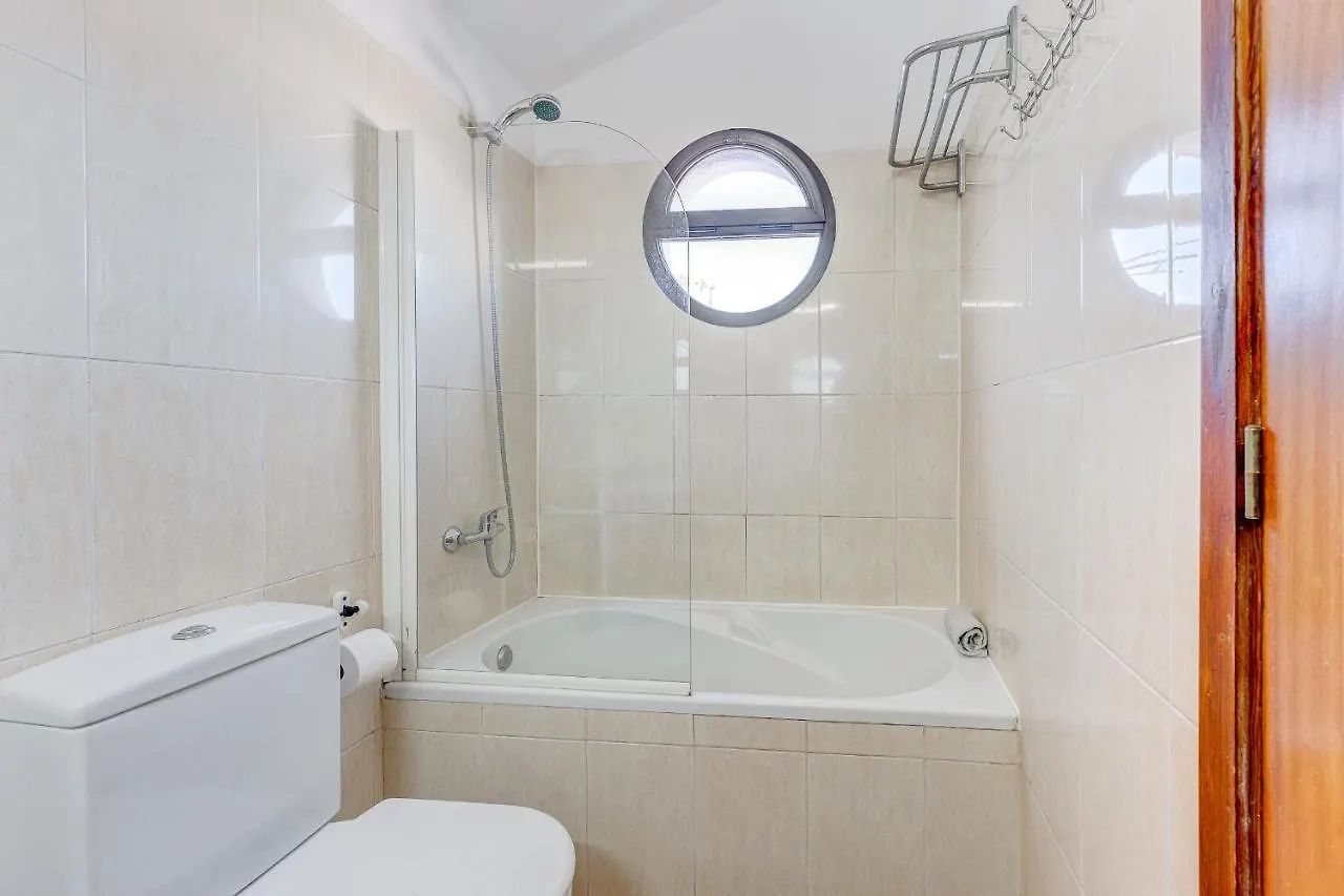 3 Bedrooms Townhouse Lively Area Close To A Beach 아로나