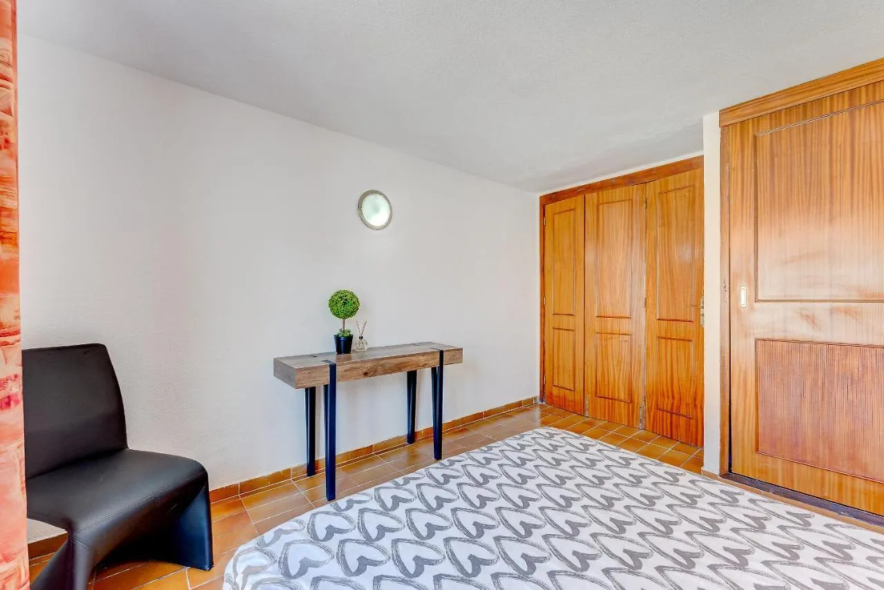 아파트 3 Bedrooms Townhouse Lively Area Close To A Beach 아로나