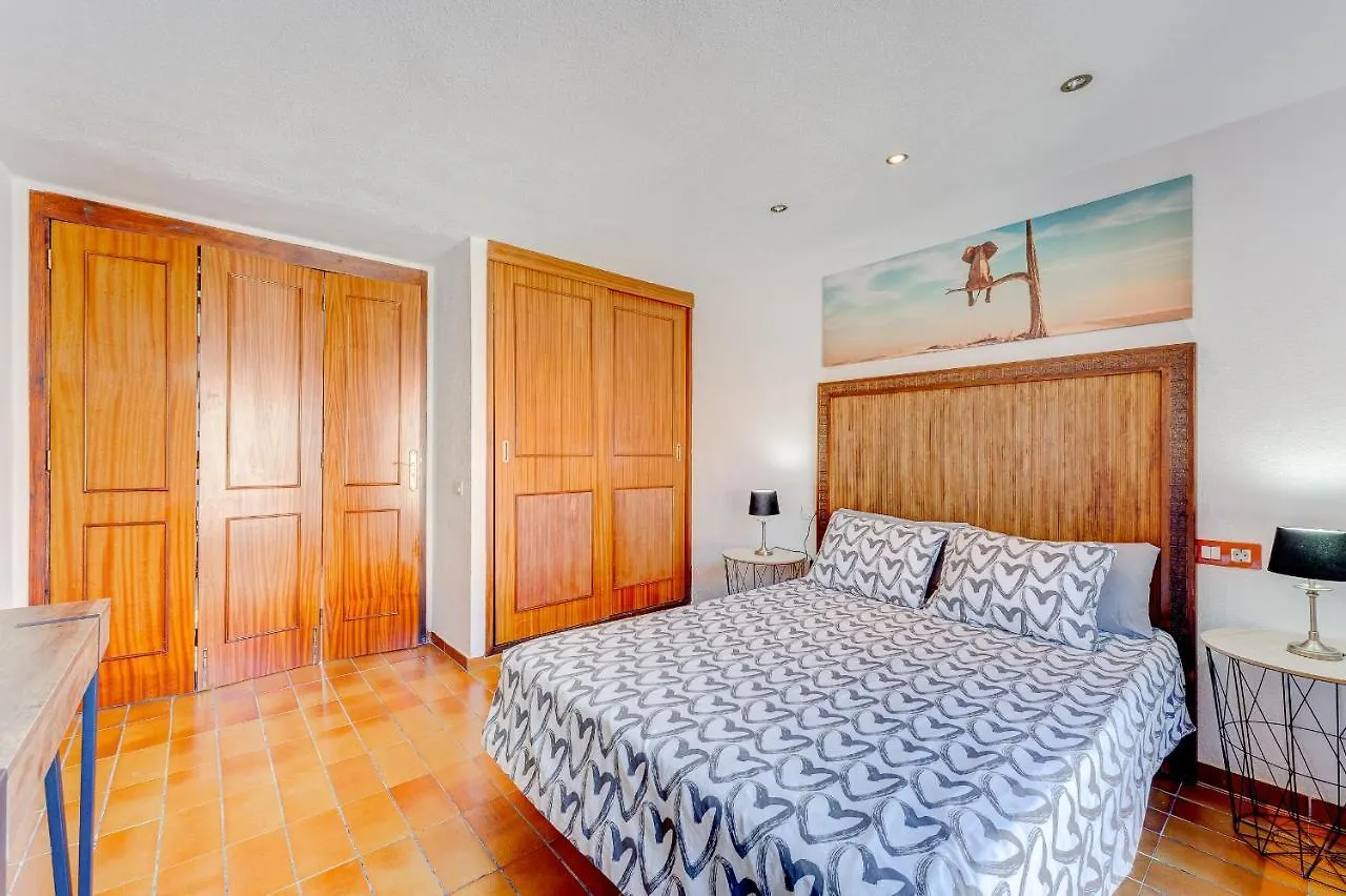3 Bedrooms Townhouse Lively Area Close To A Beach 아로나