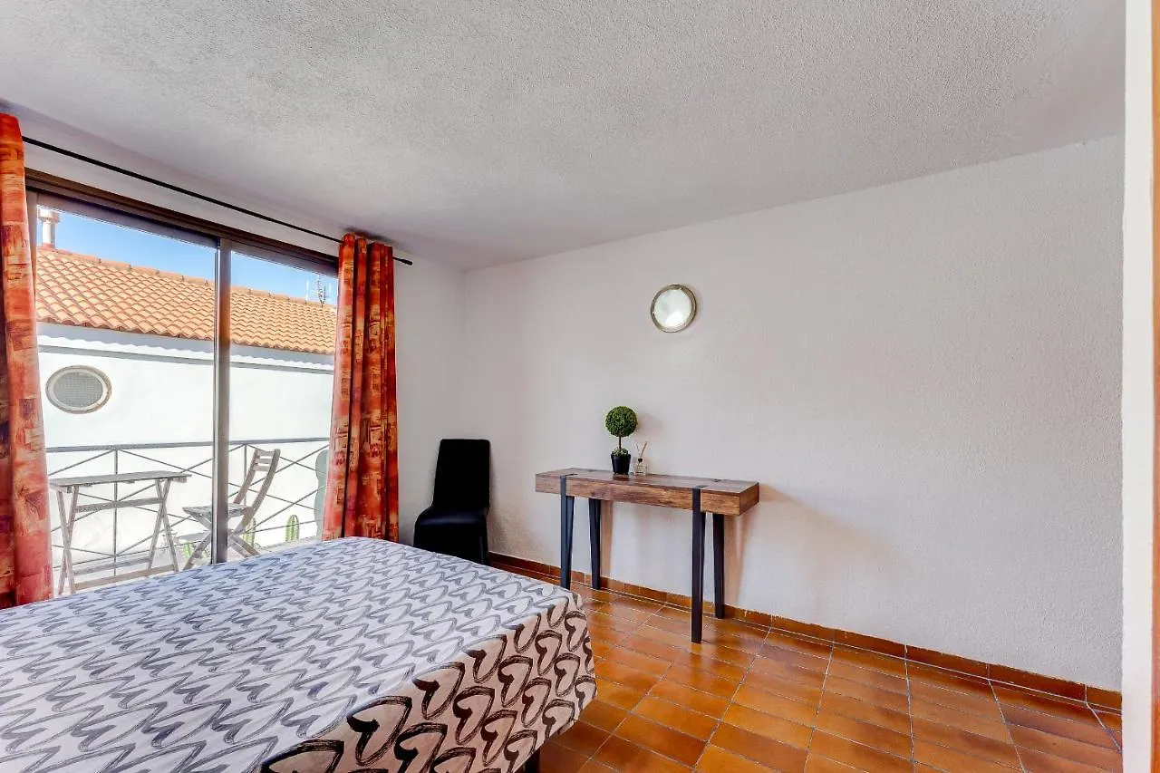 3 Bedrooms Townhouse Lively Area Close To A Beach Arona  0*, Arona (Tenerife)