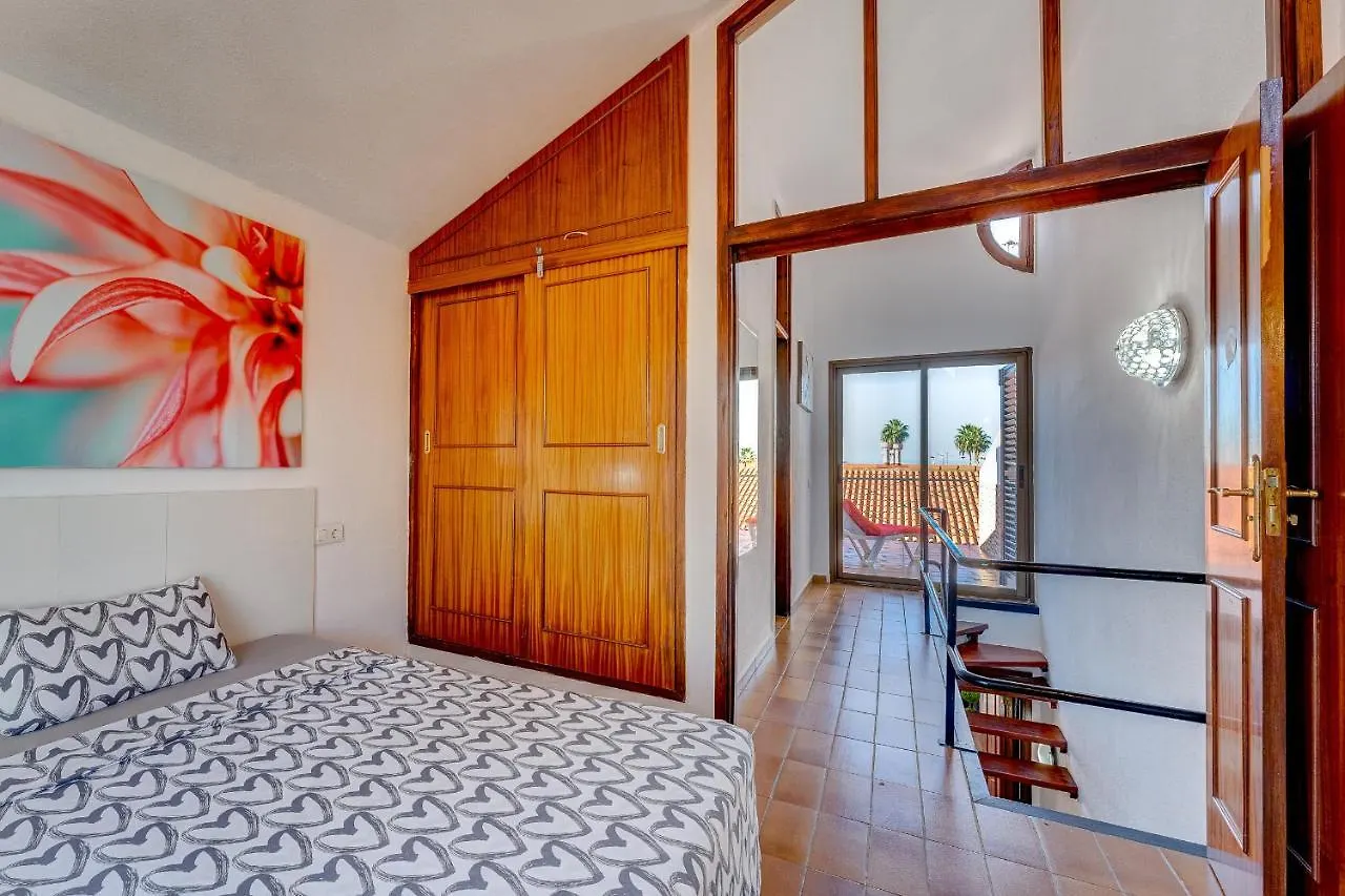 아파트 3 Bedrooms Townhouse Lively Area Close To A Beach 아로나