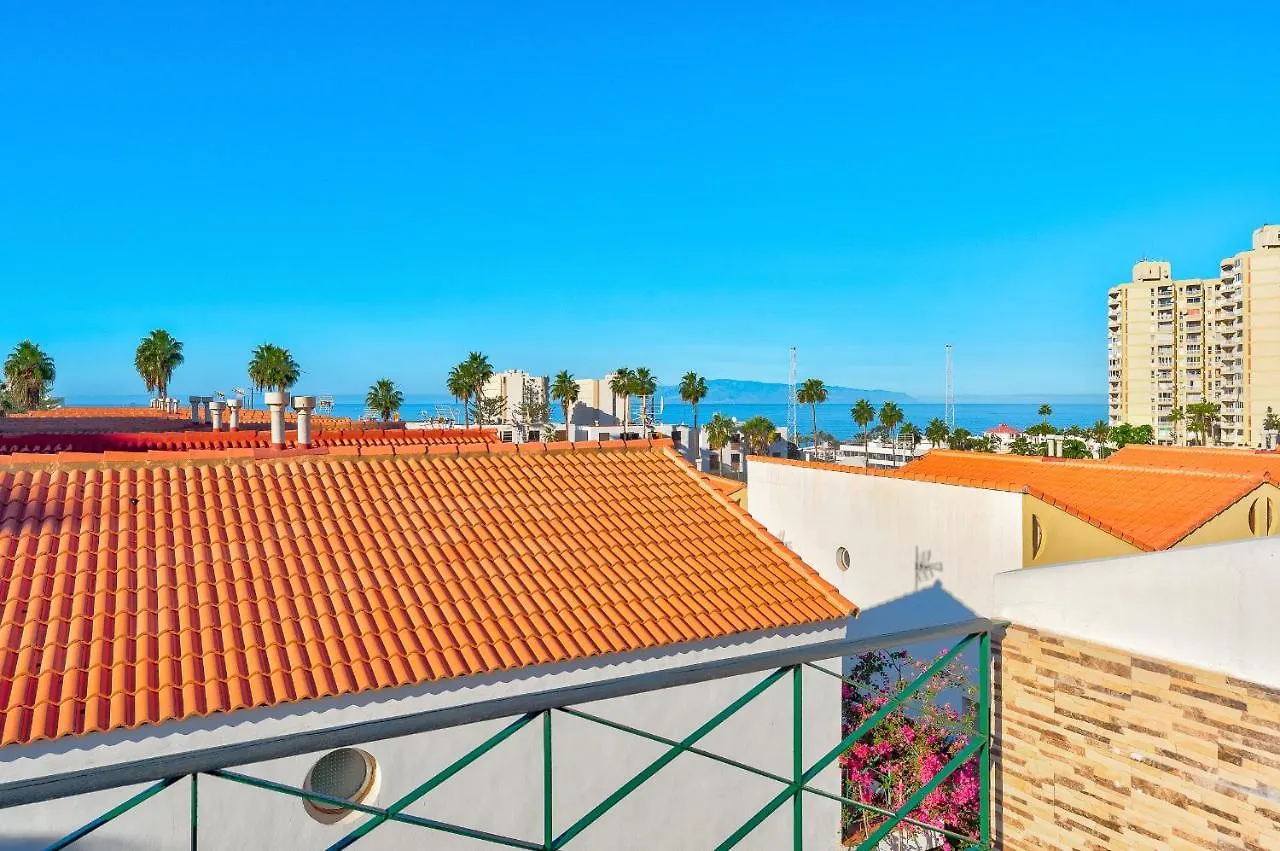 Appartamento 3 Bedrooms Townhouse Lively Area Close To A Beach Arona
